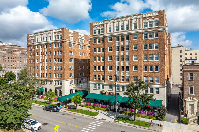 Knickerbocker on the Lake in Milwaukee, WI - Foto de edificio - Building Photo