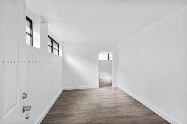 551 NW 183rd St in Miami, FL - Building Photo - Building Photo