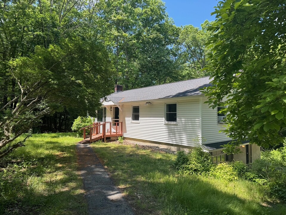 27 Hunting Lodge Rd in Storrs Mansfield, CT - Building Photo