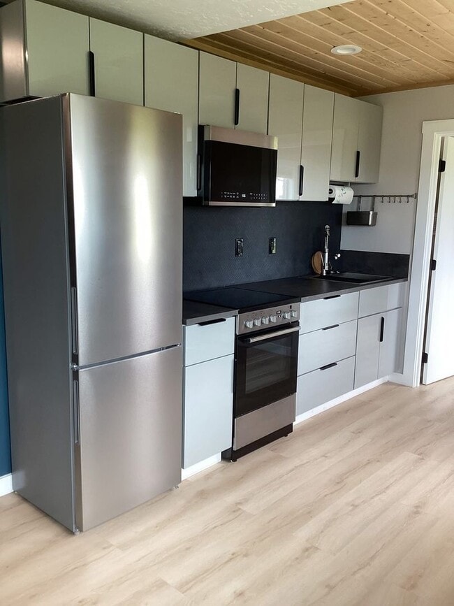 816 SW Pacific Coast Hwy in Waldport, OR - Building Photo - Building Photo