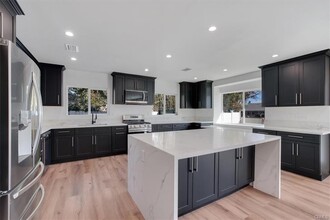 7339 Kelvin Ave in Los Angeles, CA - Foto de edificio - Building Photo