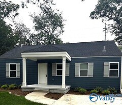 2006 Stanford Dr SW in Huntsville, AL - Building Photo