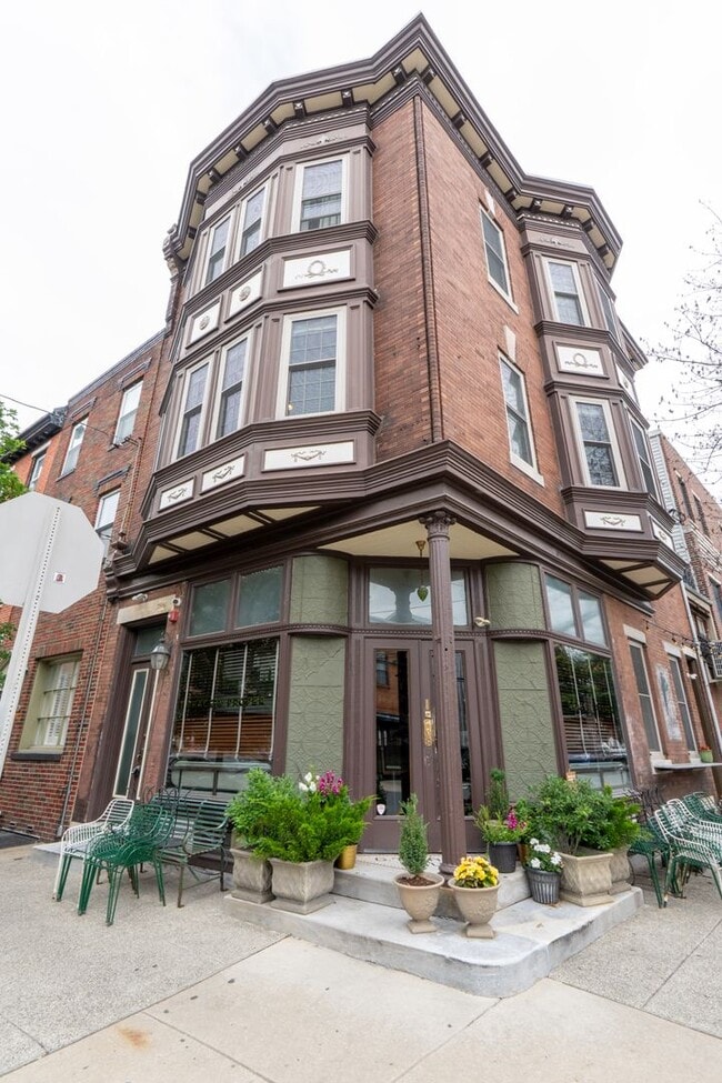 property at 941 S 8th St