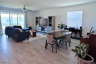 2445 Orchard St in Naples, FL - Foto de edificio - Building Photo