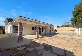 26842 Palacete Dr in Santa Clarita, CA - Foto de edificio - Building Photo