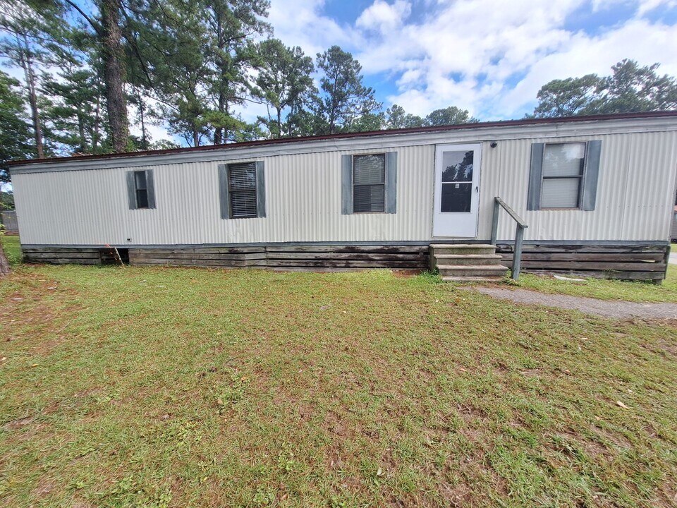 1600 Dunlevie Rd in Allenhurst, GA - Building Photo