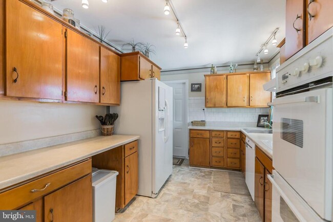7020 Hadlow Dr in Springfield, VA - Building Photo - Building Photo