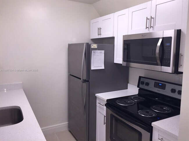 10740 N Kendall Dr in Miami, FL - Building Photo - Building Photo