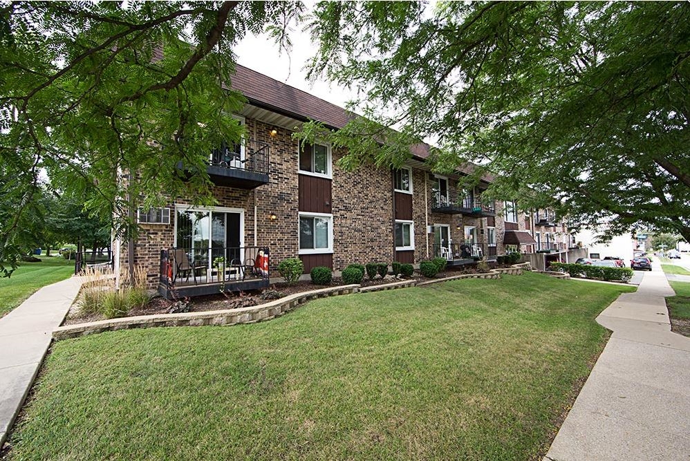 Lisle Place Apartments in Lisle, IL - Building Photo