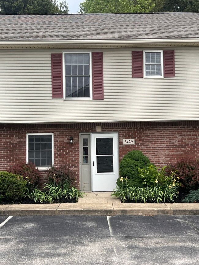 property at 3429 S Oaklawn Cir