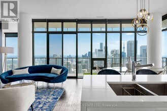 33 Charles St E in Toronto, ON - Building Photo - Building Photo