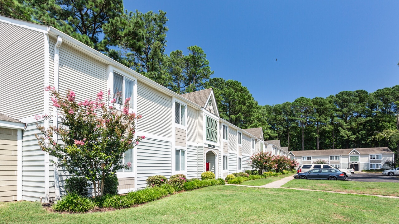 Linkhorn Bay Apartments in Virginia Beach, VA - Building Photo