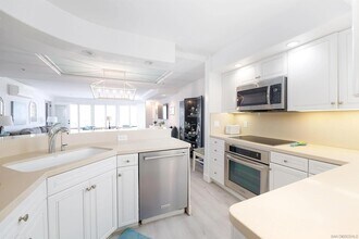 8263 Camino Del Oro, Unit 372 in San Diego, CA - Foto de edificio - Building Photo