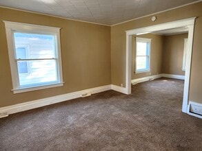 327 Harrison Ave in Burlington, IA - Foto de edificio - Building Photo