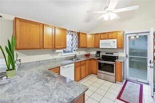 393 Aquidneck Ave in Middletown, RI - Building Photo