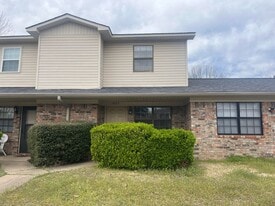 1405 University Dr in Russellville, AR - Building Photo