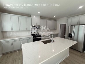2215 Cherry Crk Rd in Haw River, NC - Foto de edificio - Building Photo
