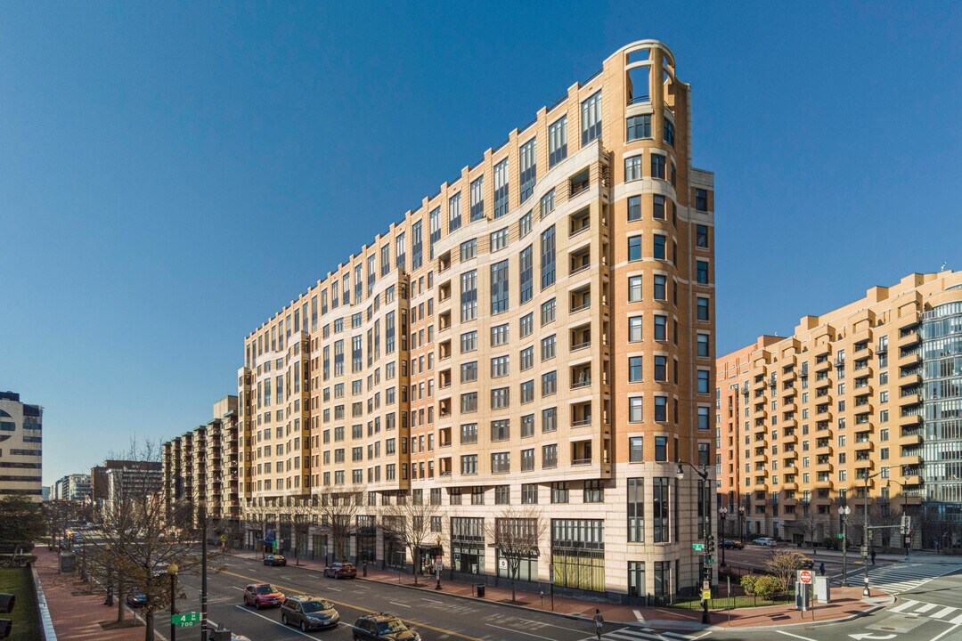 400 Massachusetts Ave NW in Washington, DC - Building Photo