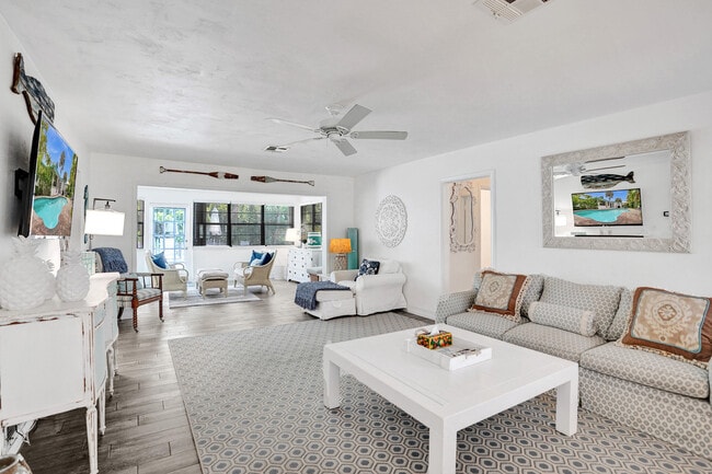 107 N Swinton Cir in Delray Beach, FL - Building Photo - Building Photo