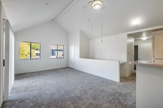 Seasons at Redondo Beach in Redondo Beach, CA - Foto de edificio - Interior Photo