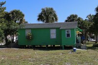 702 SE 10th St in Stuart, FL - Foto de edificio - Building Photo