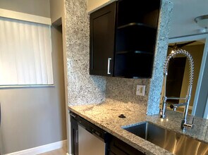 2850 N Oakland Forest Dr in Fort Lauderdale, FL - Building Photo - Building Photo
