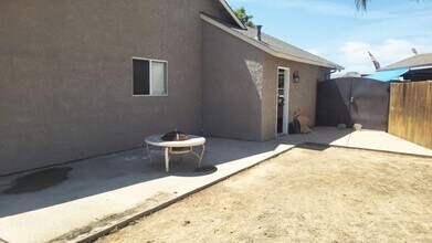417 Dove Ct in Visalia, CA - Building Photo - Building Photo