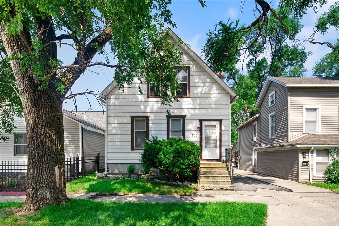 355 N Hickory St-Unit -1 in Joliet, IL - Building Photo