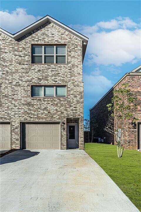 2717 SW Livingston Square in Bentonville, AR - Building Photo