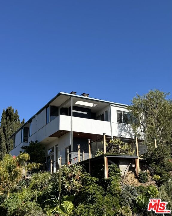 10225 Scenario Ln in Los Angeles, CA - Building Photo