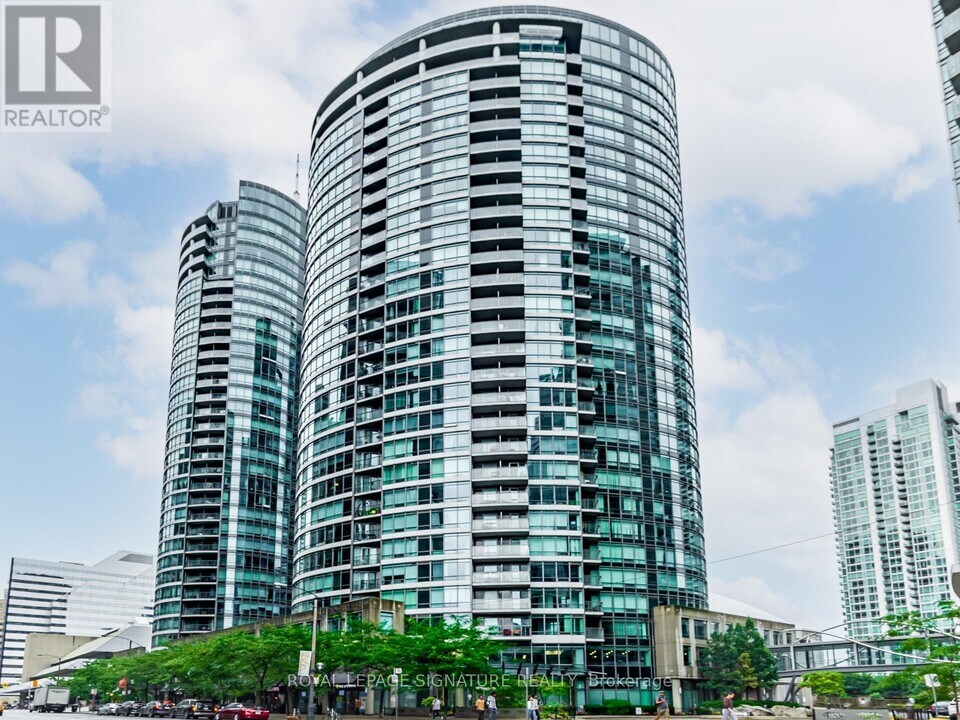 373 Front St W in Toronto, ON - Building Photo