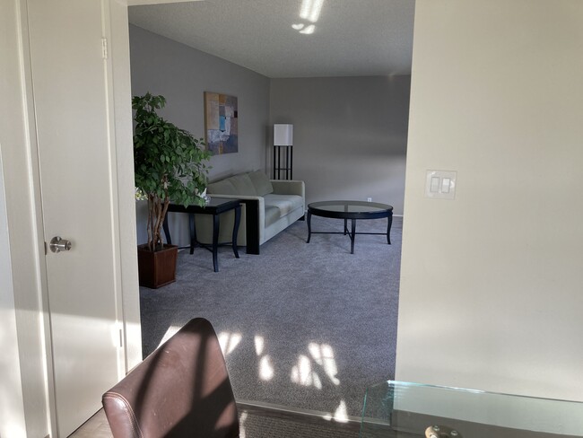 4316 Rilea Way, Unit #4 in Oakland, CA - Foto de edificio - Building Photo