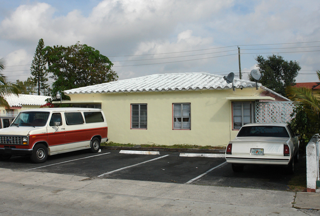 1833-1837 Lincoln St in Hollywood, FL - Building Photo