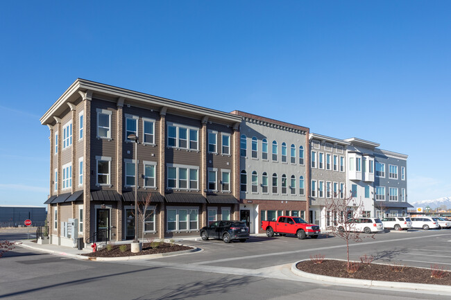 Grovecrest Center in Pleasant Grove, UT - Foto de edificio - Building Photo