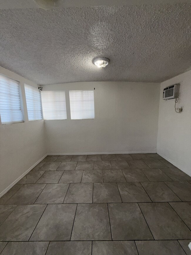 652 W 97th St in Los Angeles, CA - Foto de edificio - Building Photo