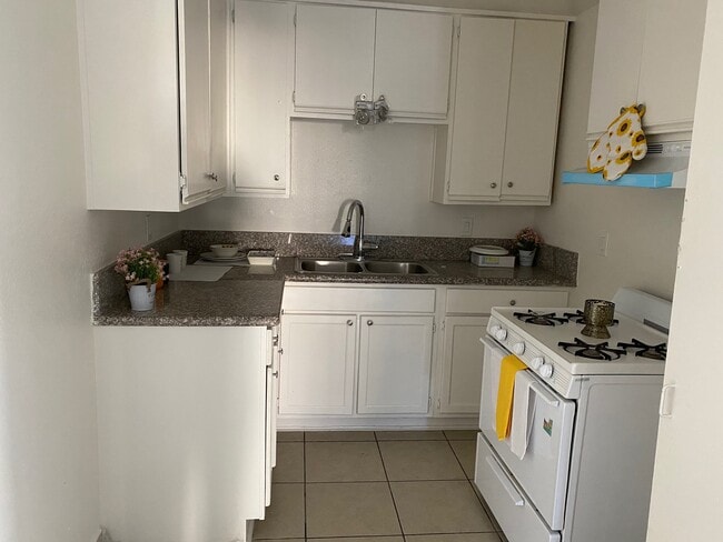 7533 Vineland Ave, Unit 8 in Los Angeles, CA - Building Photo - Building Photo