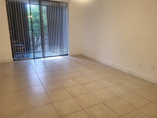 14301 N Kendall Dr in Miami, FL - Foto de edificio - Building Photo