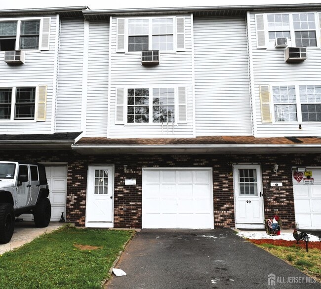 31 Larch St in Carteret, NJ - Building Photo - Building Photo