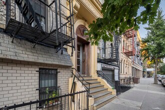 380 S 4th St in Brooklyn, NY - Foto de edificio - Building Photo