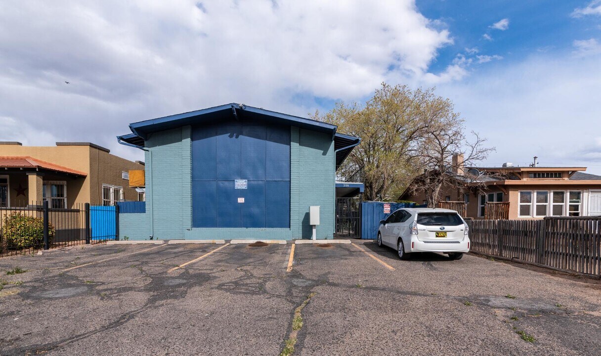 206 Princeton Dr SE in Albuquerque, NM - Building Photo