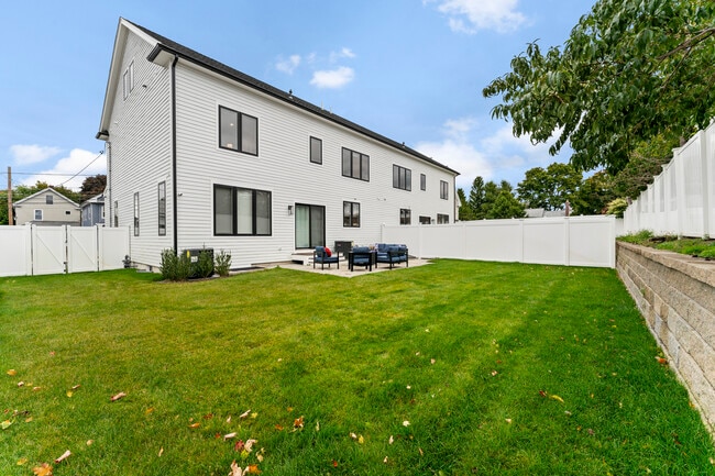 21 Bolton St, Unit 1 in Waltham, MA - Building Photo - Building Photo