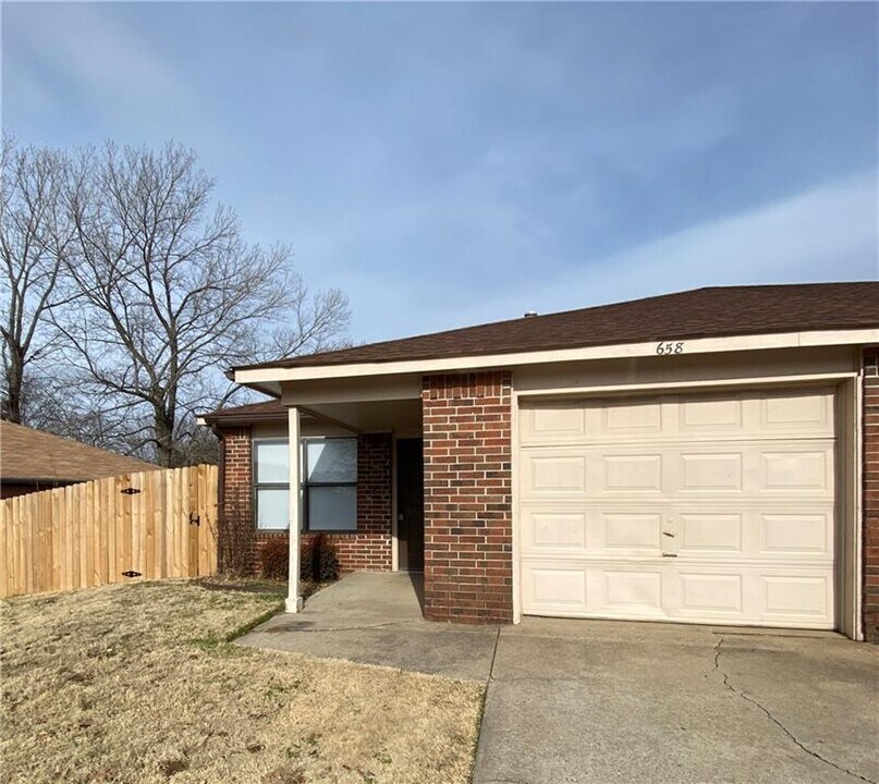 658 W Martha Dr in Fayetteville, AR - Building Photo