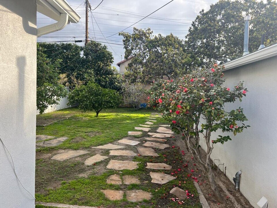 1722 Amherst Ave in Los Angeles, CA - Building Photo