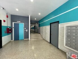 7045 Hawthorn Ave in Los Angeles, CA - Building Photo