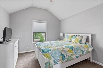 9106 W 165th Ter in Overland Park, KS - Foto de edificio - Building Photo
