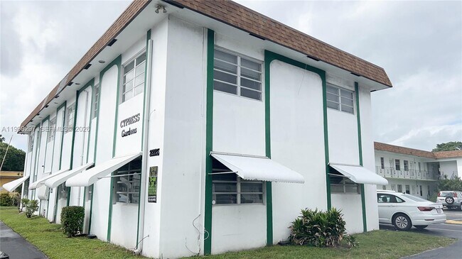 2225 Polk St in Hollywood, FL - Building Photo - Building Photo