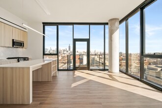 559 S Damen Ave in Chicago, IL - Foto de edificio - Building Photo