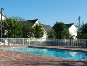 353 Leawood Cir in Naples, FL - Building Photo - Building Photo