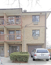 61-41 168th St in Flushing, NY - Foto de edificio - Building Photo