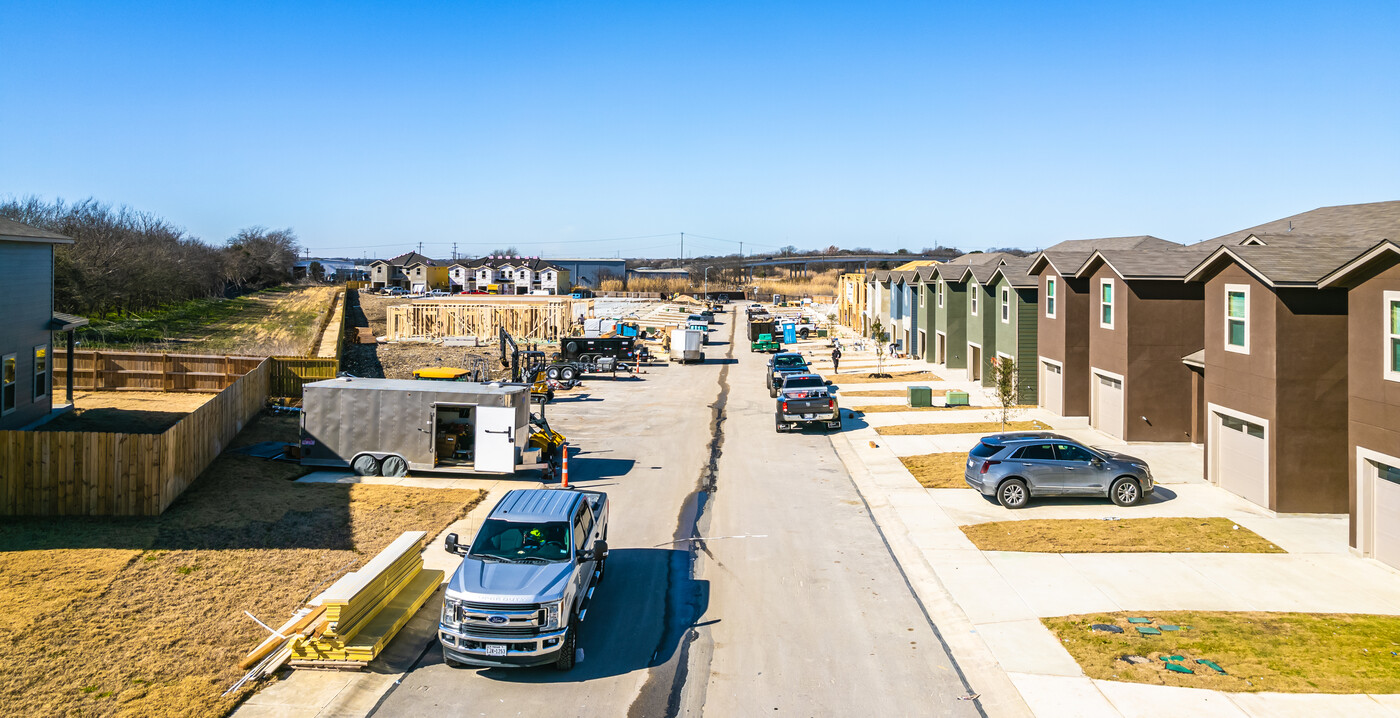 Summit at Lookout Enclave in San Antonio, TX - Building Photo